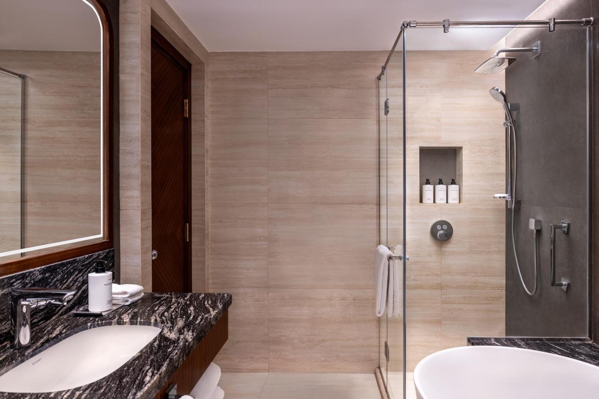 Suite Prestige mit Kingsize-Bett, Blick auf den Nil und Zugang zum Club Millesime