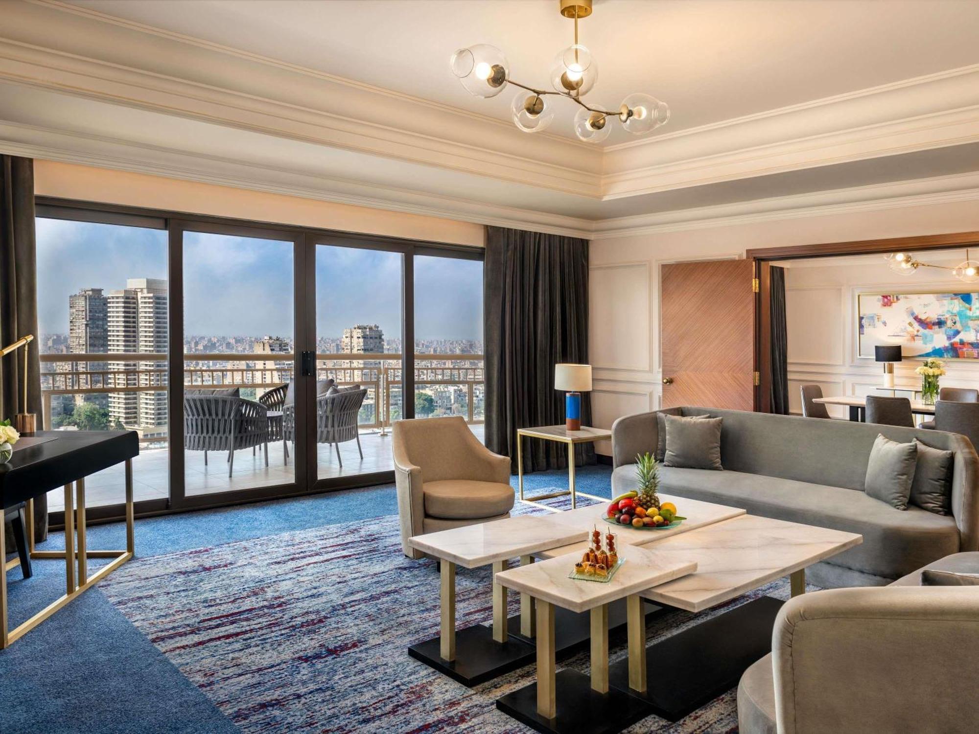 Presidential Suite mit Kingsize-Bett, Blick auf den Nil und Zugang zum Club Millesime